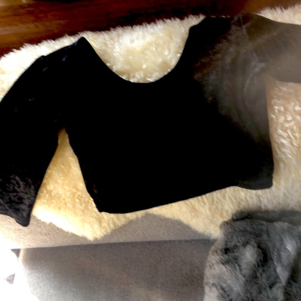 Black short croptop - velour like material, washable
